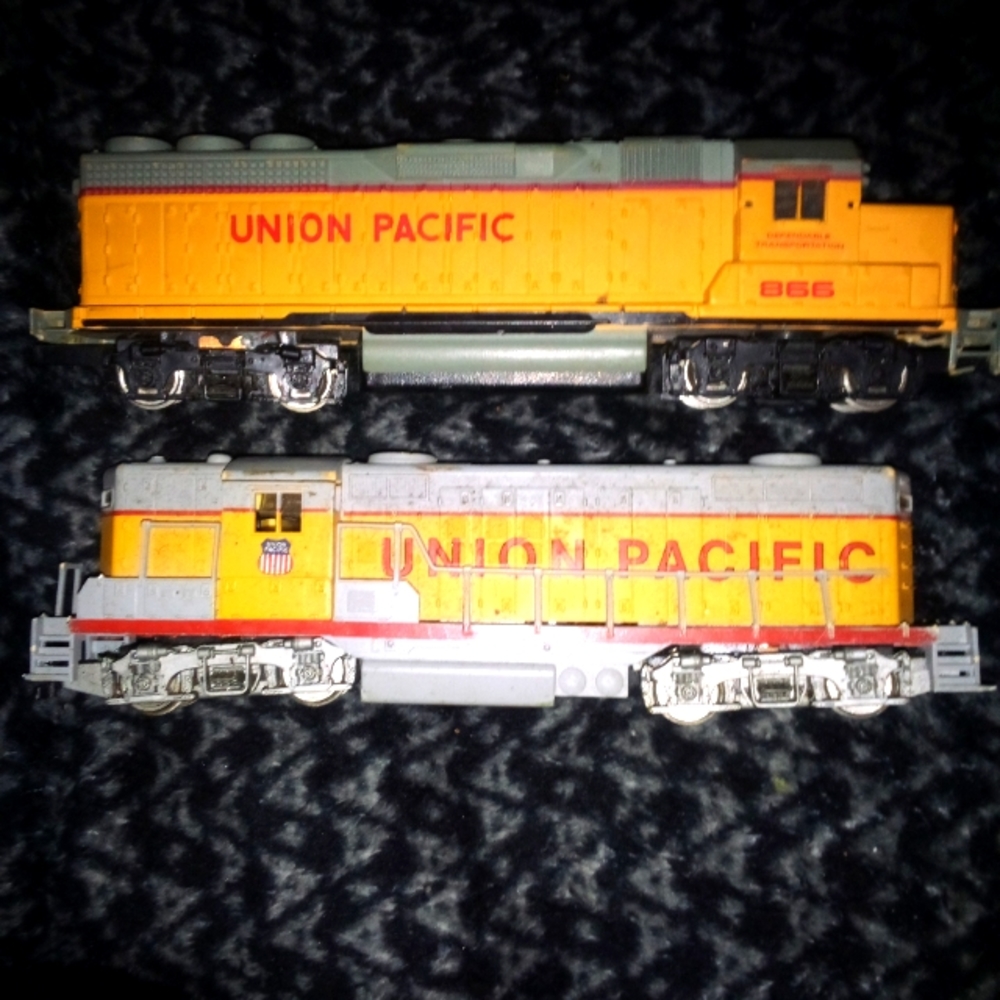 Set of 2 electric train carts Union Pacific